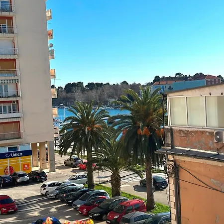 Spacious 3Bdr App In Center 