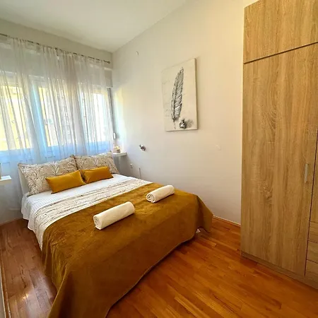Spacious 3Bdr App In Center 