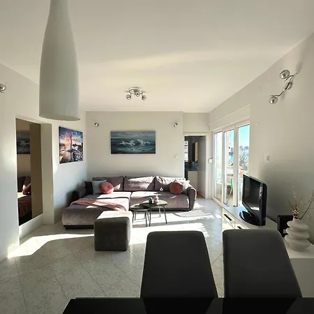 Spacious 3Bdr App In Center 