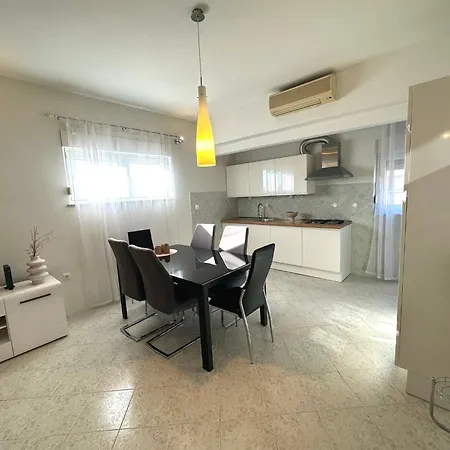 Spacious 3Bdr App In Center 
