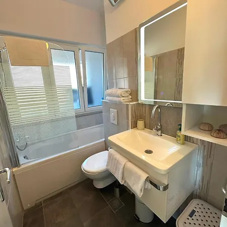 Spacious 3Bdr App In Center 