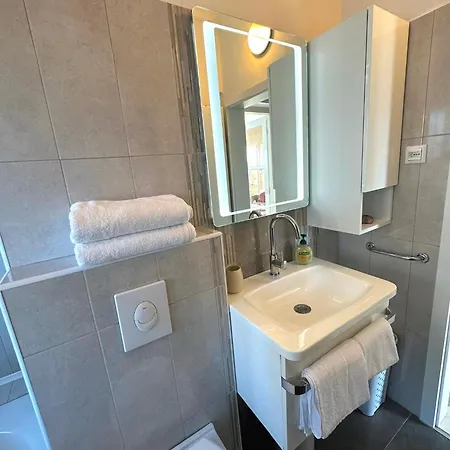 Spacious 3Bdr App In Center 
