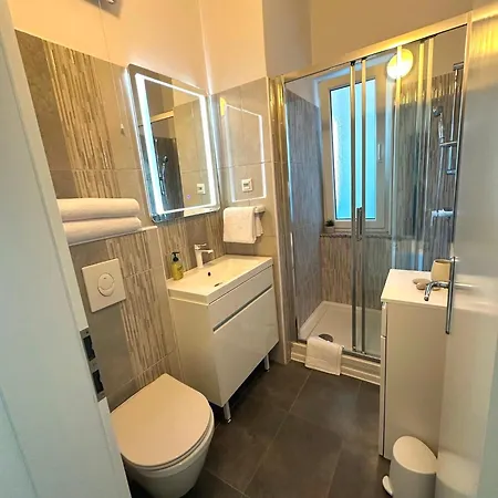 Spacious 3Bdr App In Center 