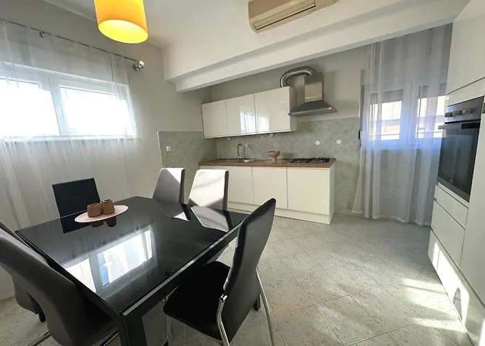 Spacious 3Bdr App In Center \
