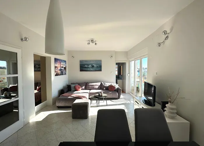 Spacious 3Bdr App In Center \