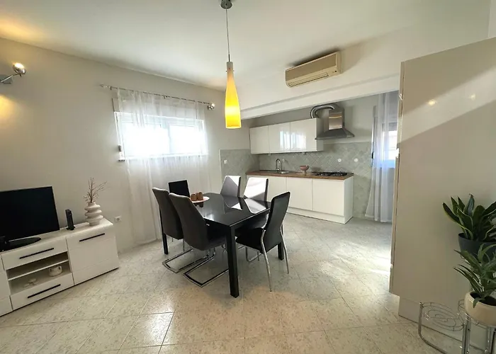 Spacious 3Bdr App In Center \