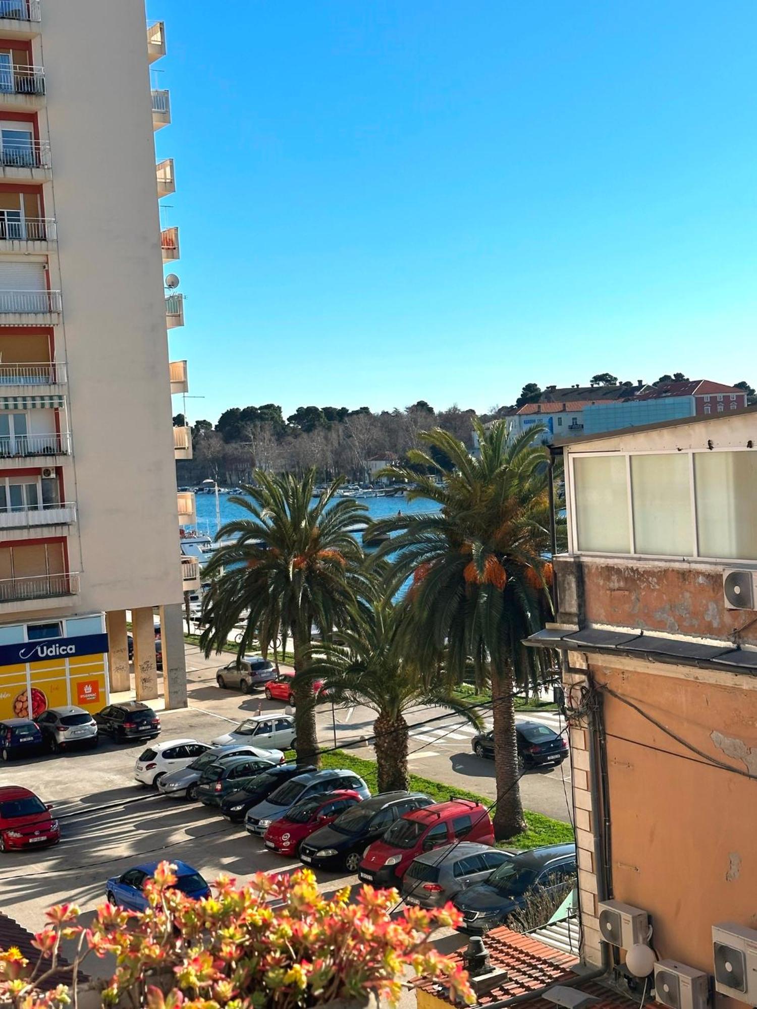 Spacious 3bdr App In Center 