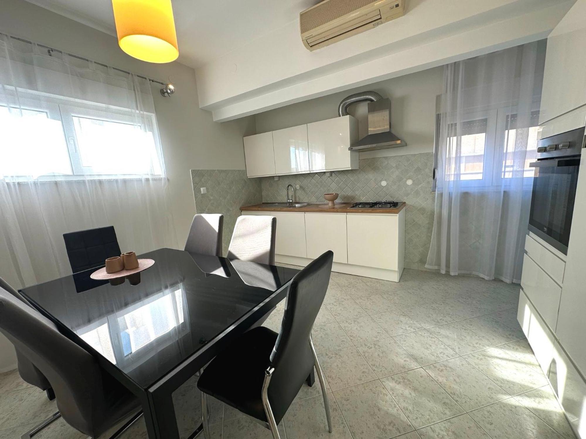 Spacious 3bdr App In Center 