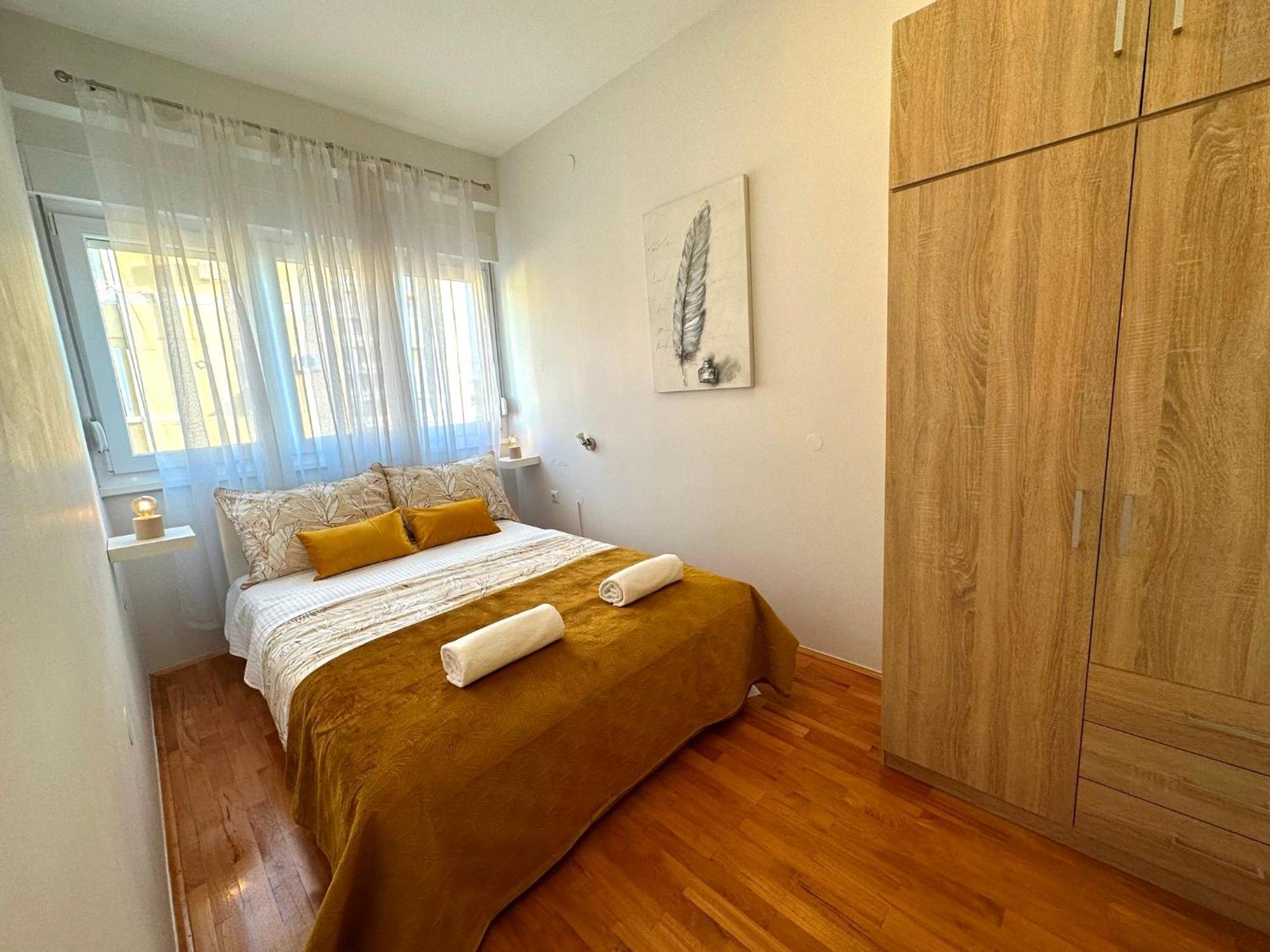 Spacious 3bdr App In Center 