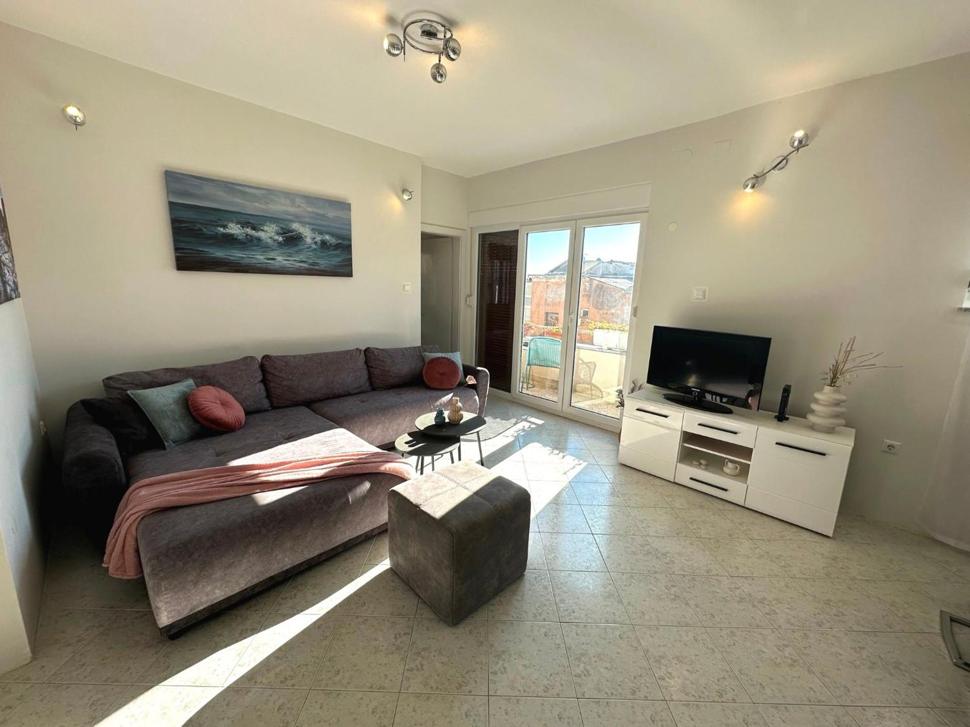 Spacious 3bdr App In Center 