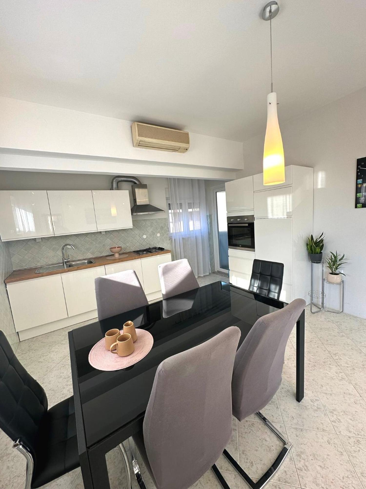 Spacious 3bdr App In Center 
