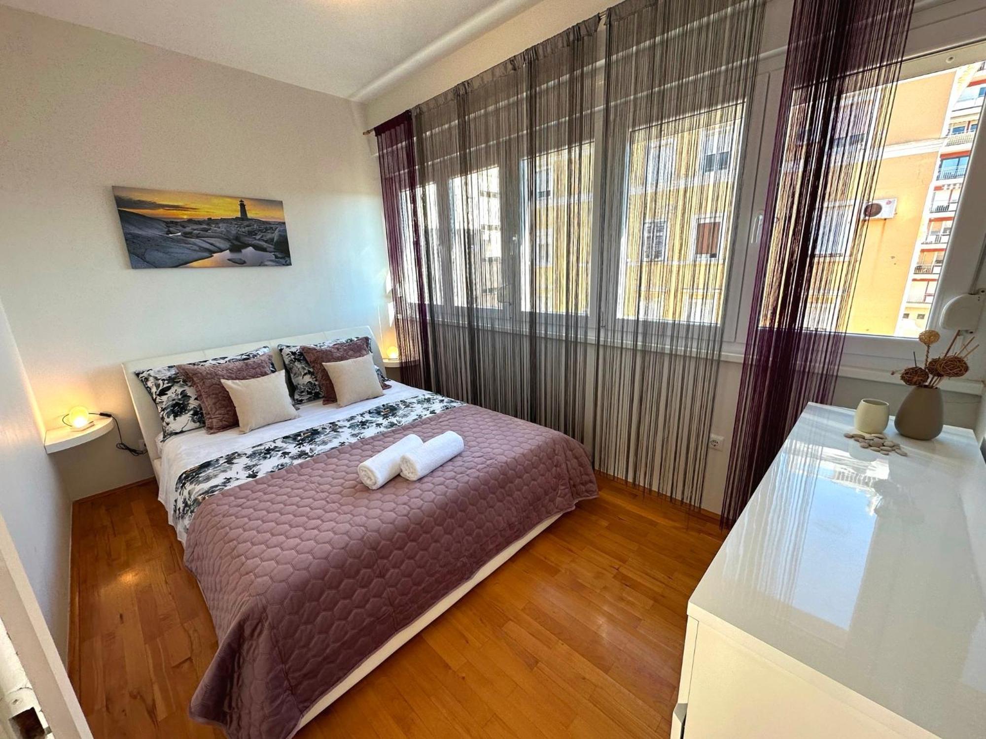 Spacious 3bdr App In Center 