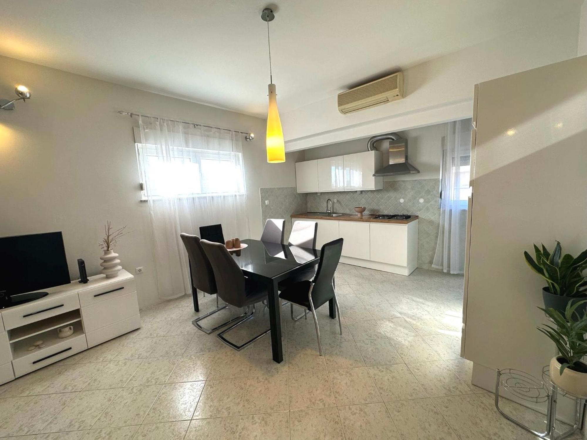 Spacious 3bdr App In Center 