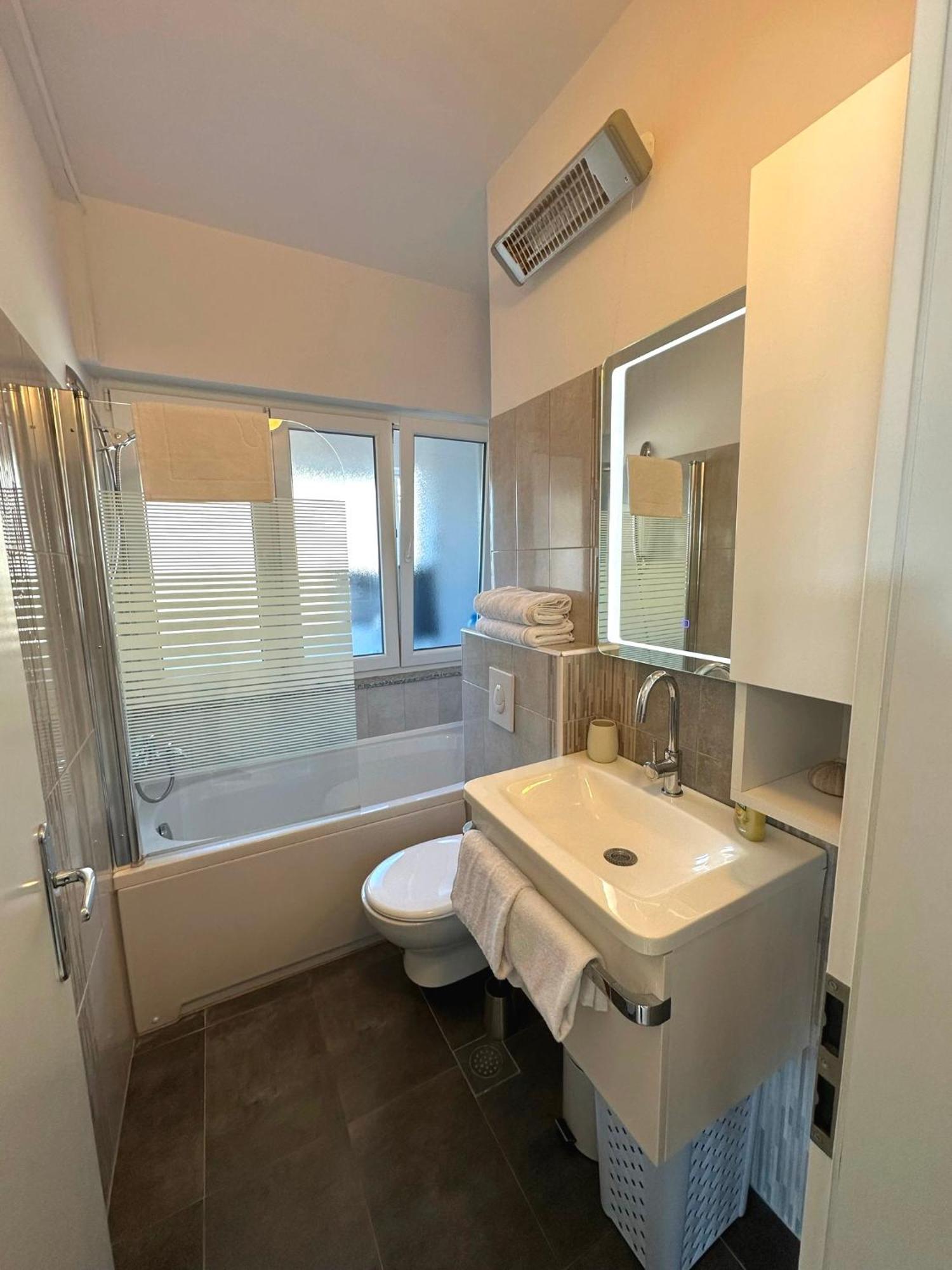 Spacious 3bdr App In Center 