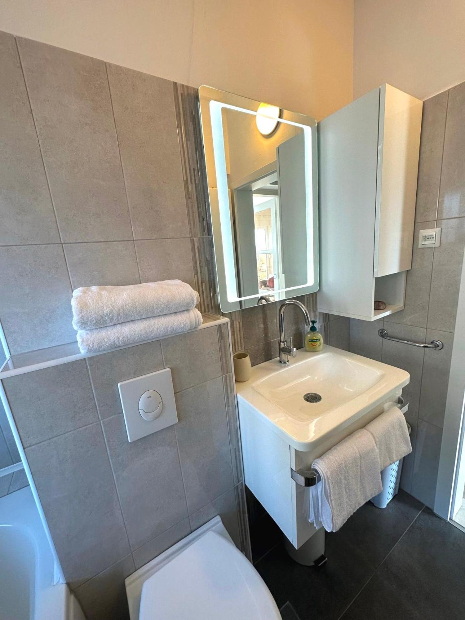 Spacious 3bdr App In Center 