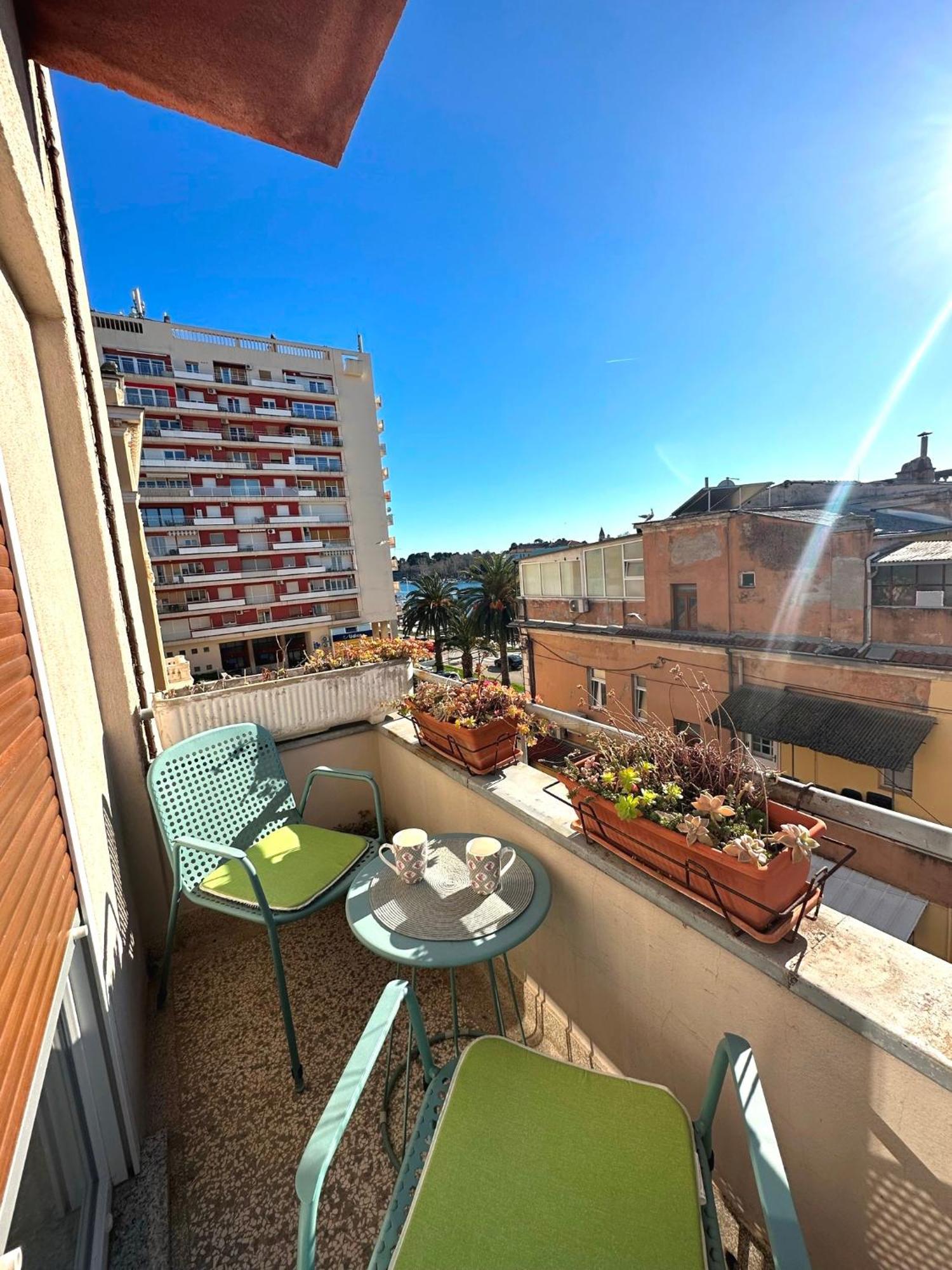 Spacious 3bdr App In Center 